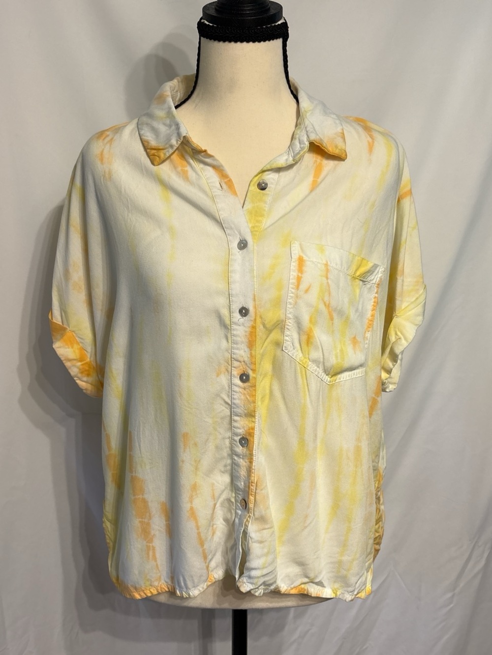 Kut from the Kloth Yellow and White Tie-Dye Short Sleeve Boxy Button-Up SZ M